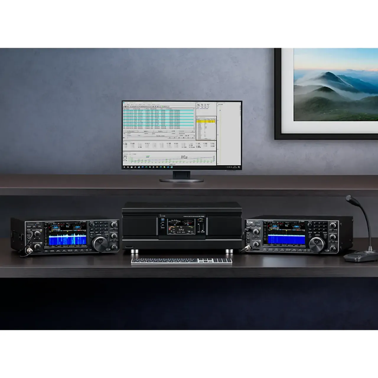 Amplificateur linéaire HF/50 MHz 1kW, SO2R. Présentation sur un bureau